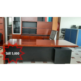 مكتب تنفيذي مع وحدة خدمة ثابتة (يمين/يسار)