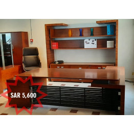 مكتب تنفيذي مع وحدة خدمة ثابتة (يمين/يسار)